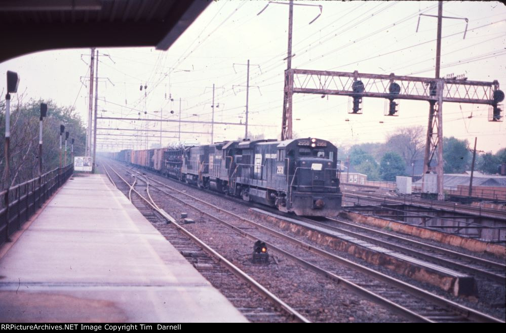 PC 2958 leads freight EV-4 east.